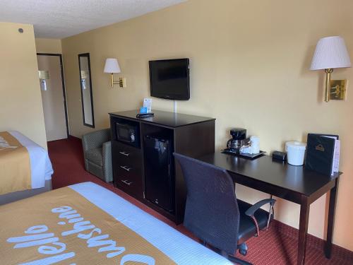 Days Inn & Suites by Wyndham Des Moines Airport allows 18 year olds to book a room in Des Moines