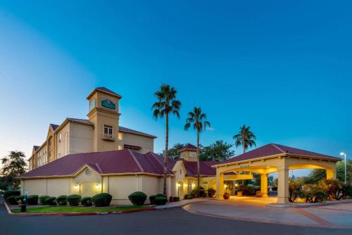 La Quinta by Wyndham Phoenix West Peoria allows 18 year olds to book a room in Peoria