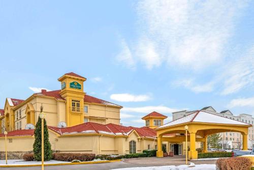 La Quinta by Wyndham Salt Lake City Airport allows 18 year olds to book a room in Salt Lake City