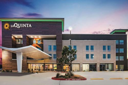 La Quinta by Wyndham McAllen La Plaza Mall allows 18 year olds to book a room in McAllen