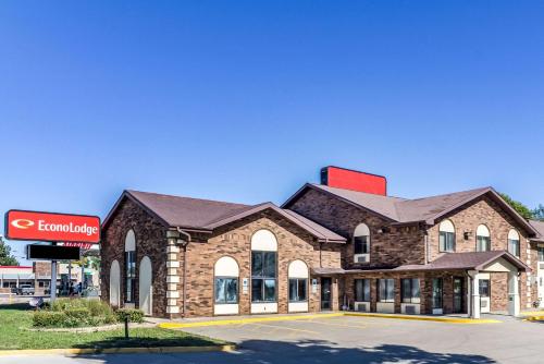 Econo Lodge North Sioux Falls allows 18 year olds to book a room in Sioux Falls