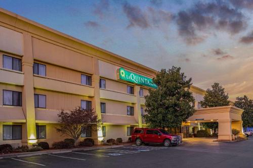 La Quinta by Wyndham N Little Rock - McCain Mall allows 18 year olds to book a room in Little Rock