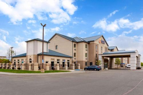 Comfort Inn & Suites Amarillo allows 18 year olds to book a room in Amarillo