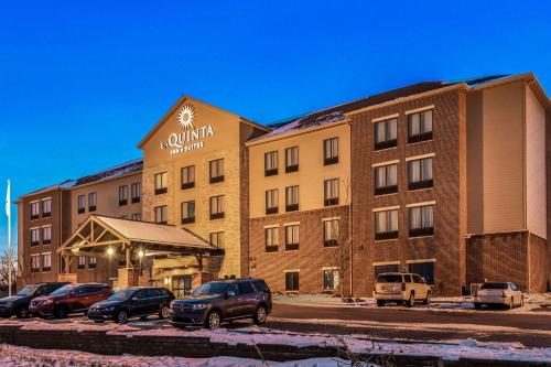 La Quinta by Wyndham Sioux Falls allows 18 year olds to book a room in Sioux Falls