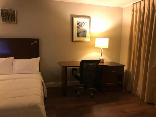 Stratus Suites Boutique Hotel allows 18 year olds to book a room in Killeen