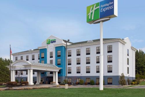 Holiday Inn Express Knoxville-Strawberry Plains, an IHG Hotel allows 18 year olds to book a room in Knoxville