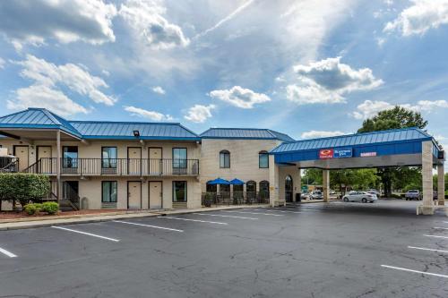 Econo Lodge Fayetteville allows 18 year olds to book a room in Fayetteville