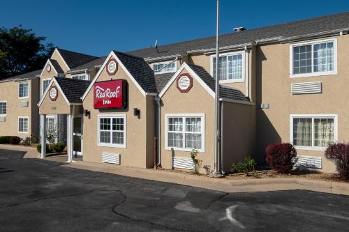 Red Roof Inn Springfield, MO allows 18 year olds to book a room in Springfield