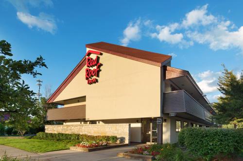 Red Roof Inn Detroit - Warren allows 18 year olds to book a room in Warren