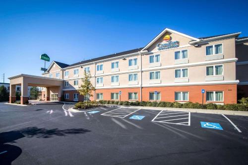 Comfort Inn & Suites Gordon HWY allows 18 year olds to book a room in Augusta