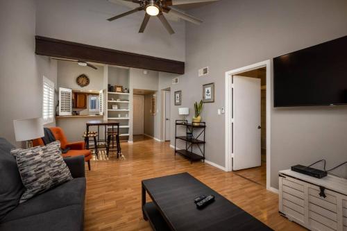 Cozy Gilbert Condo Walking Distance to Downtown ! allows 18 year olds to book a room in Gilbert