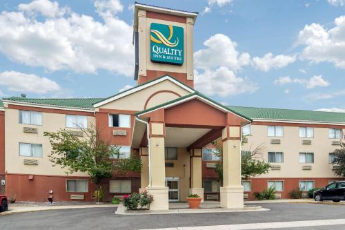 Quality Inn & Suites Lakewood - Denver Southwest allows 18 year olds to book a room in Lakewood