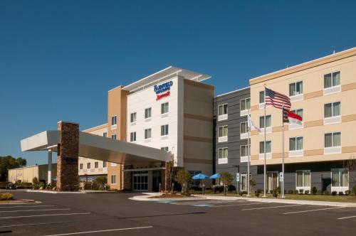 Fairfield Inn & Suites by Marriott Fayetteville North allows 18 year olds to book a room in Fayetteville