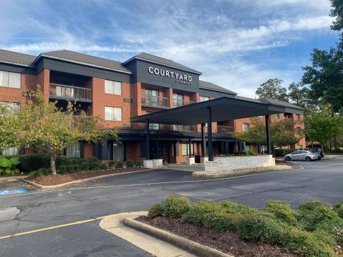 Courtyard Newport News Yorktown allows 18 year olds to book a room in Newport News