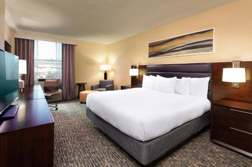 DoubleTree by Hilton Hotel Columbia allows 18 year olds to book a room in Columbia