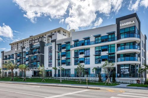 Cambria Hotel Fort Lauderdale Beach allows 18 year olds to book a room in Fort Lauderdale