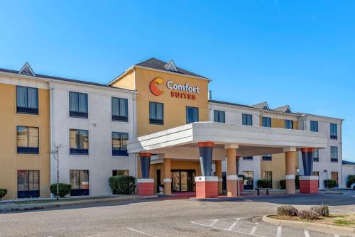 Comfort Suites Airport South allows 18 year olds to book a room in Montgomery