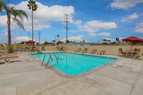 Motel 6-San Bernardino, CA - South allows 18 year olds to book a room in San Bernardino