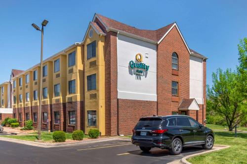 Quality Inn Overland Park Kansas City allows 18 year olds to book a room in Overland Park