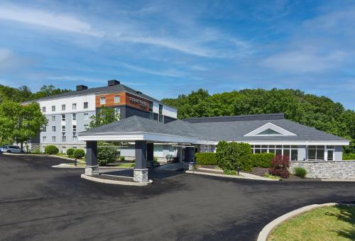 Courtyard Rochester East / Penfield allows 18 year olds to book a room in Rochester