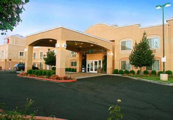 Fairfield Inn & Suites Modesto allows 18 year olds to book a room in Modesto