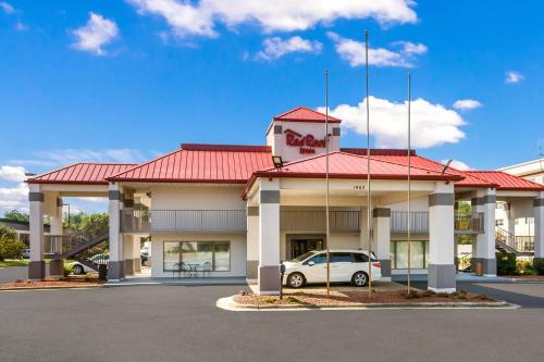 Red Roof Inn Fayetteville I-95 allows 18 year olds to book a room in Fayetteville