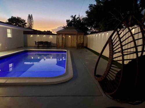 Dream Vacation Home 4/2 w/HEATED POOL allows 18 year olds to book a room in Miramar