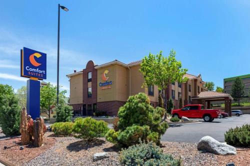 Comfort Suites Lakewood - Denver allows 18 year olds to book a room in Lakewood