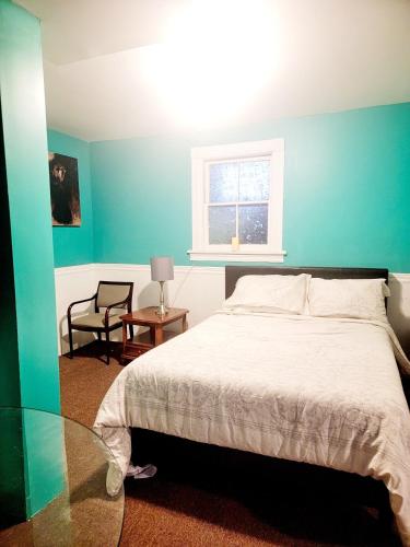 Yonkers Luxurious Studio allows 18 year olds to book a room in Yonkers