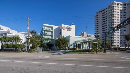 Best Western Plus Oceanside Inn allows 18 year olds to book a room in Fort Lauderdale