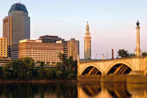 Sheraton Springfield Monarch Place Hotel allows 18 year olds to book a room in Springfield