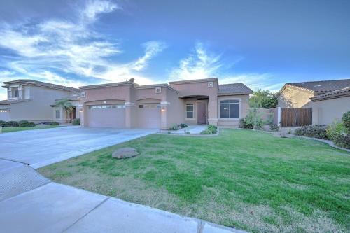 Spacious 4 bed 2 bath with Game Room and Hot Tub. allows 18 year olds to book a room in Gilbert