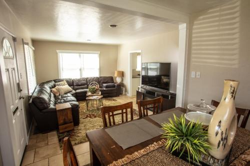 Comfortable Bungalow near Liberty Park allows 18 year olds to book a room in Salt Lake City