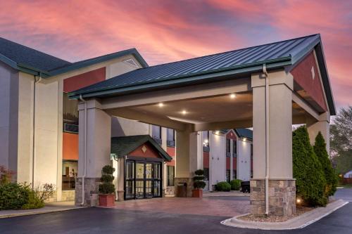 Best Western Plus Springfield Airport Inn allows 18 year olds to book a room in Springfield