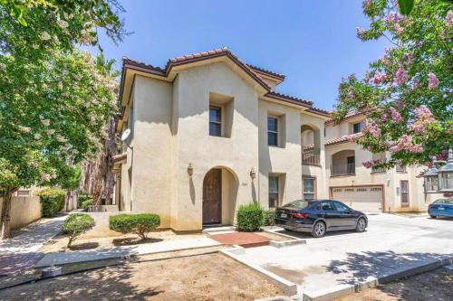 Entire Modern Designed Townhouse in Fullerton allows 18 year olds to book a room in Fullerton