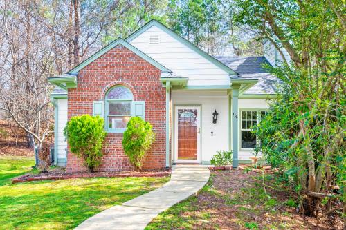 Cozy Industrial Kildaire Farms Home- near Downtown allows 18 year olds to book a room in Cary