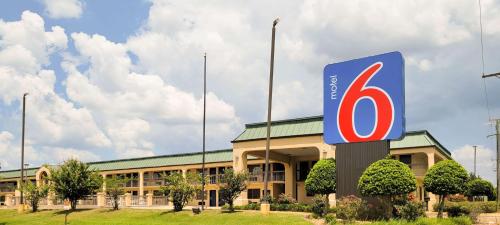 Motel 6 Jackson MS - Southwest allows 18 year olds to book a room in Jackson