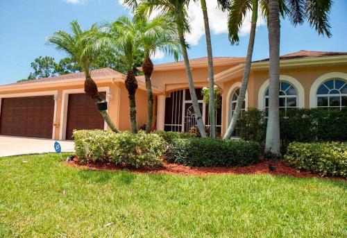 Charming vacation home in Port St Lucie. allows 18 year olds to book a room in Port St. Lucie