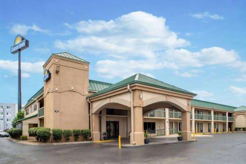 Days Inn by Wyndham Clarksville North EXIT 4 allows 18 year olds to book a room in Clarksville