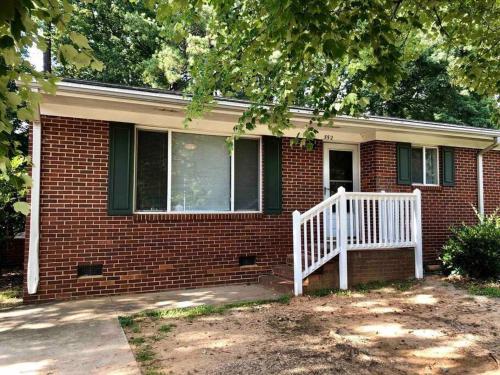 *Welcoming Cary Townhome*King Bed*Long Term Stays* allows 18 year olds to book a room in Cary