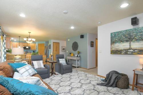 Bright Cheerful 4 Bd Family Home Central Location allows 18 year olds to book a room in Vancouver