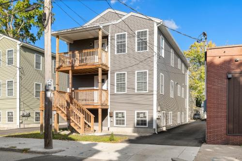 Cozy 3 Bedroom Serviced apt allows 18 year olds to book a room in Providence