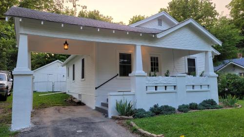 Carriage House - Remodeled Historic Home allows 18 year olds to book a room in Springfield