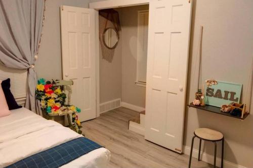 Relaxing Get Away King Bed Netflix Washer Dryer allows 18 year olds to book a room in Warren