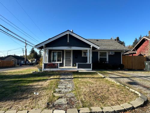 Cozy Home Conveniently Located with King Bed allows 18 year olds to book a room in Tacoma