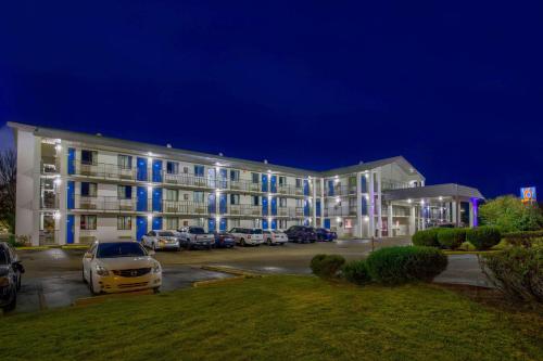 Motel 6-Jackson, MS allows 18 year olds to book a room in Jackson