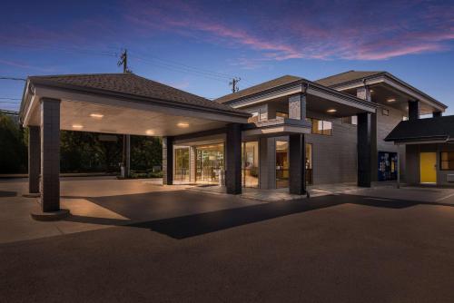 Best Western New Oregon Motel allows 18 year olds to book a room in Eugene