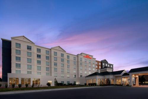 Hilton Garden Inn - Salt Lake City Airport allows 18 year olds to book a room in Salt Lake City