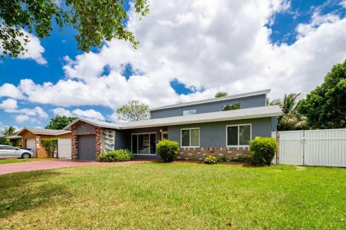 Waterfront 2-Story Villa with Heated Pool allows 18 year olds to book a room in Pembroke Pines