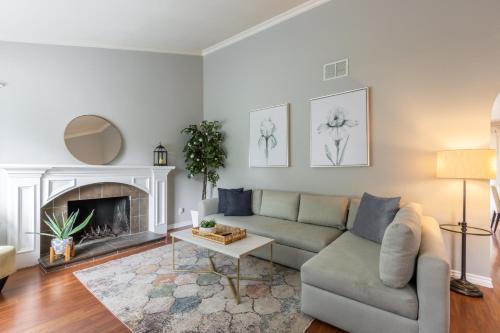 @ Marbella Lane - Elegant and Spacious Home allows 18 year olds to book a room in Fremont